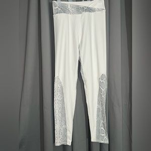 White and slight gray snake print. Never worn them. It’s a large.